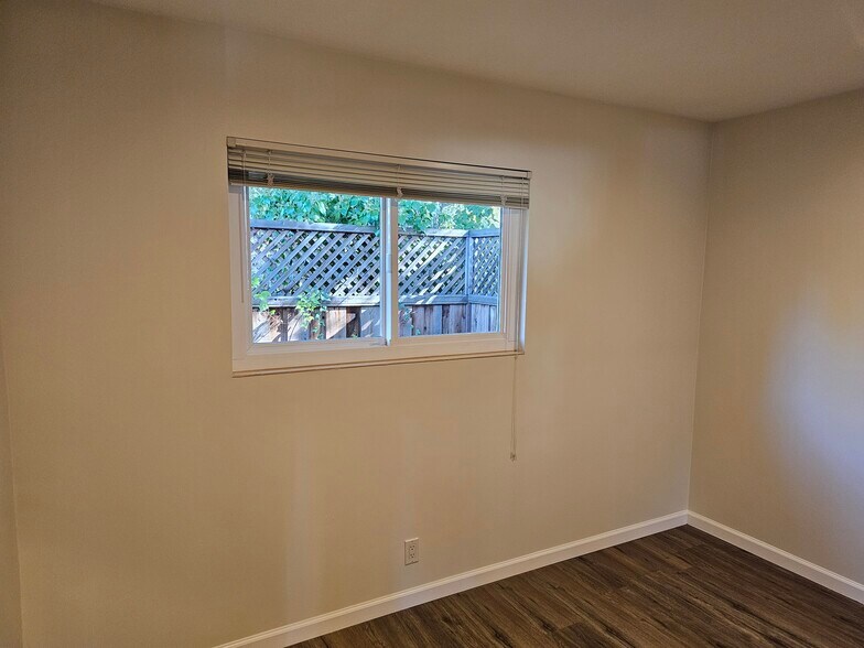 Building Photo - 282 Monroe Dr