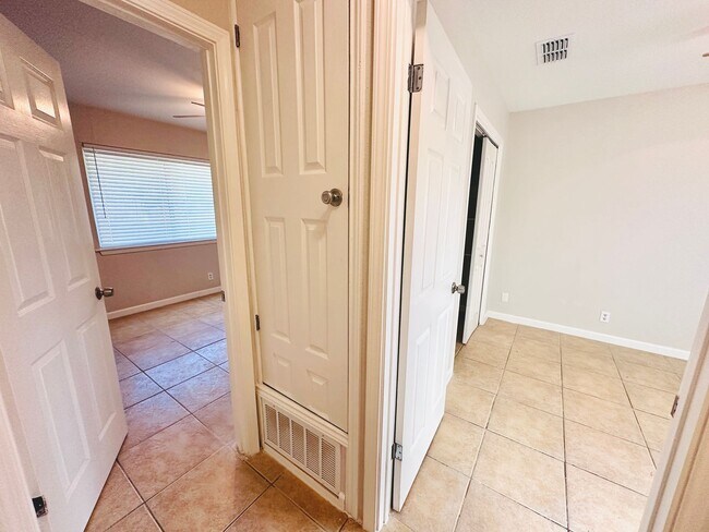 Building Photo - 186 - 4748SUBN