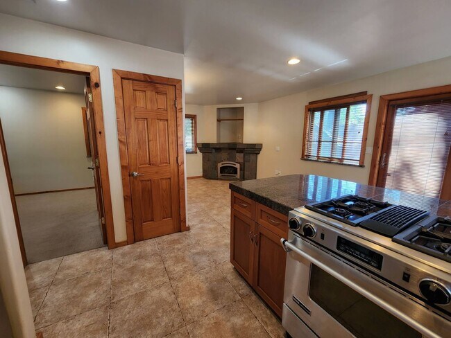 Building Photo - 252 - Yaho Duplex
