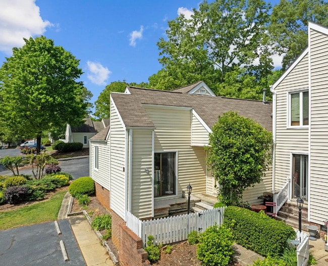 Building Photo - 325 Eastwood Dr