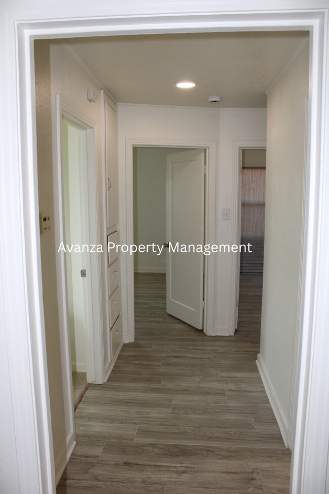 Building Photo - Fresno Mayfair District - 4 Bedroom Home  1 Year Lease