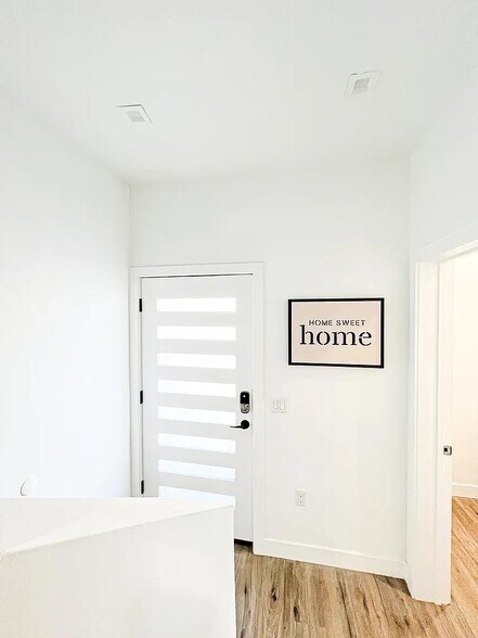 Building Photo - 4570 Oakwood Ave