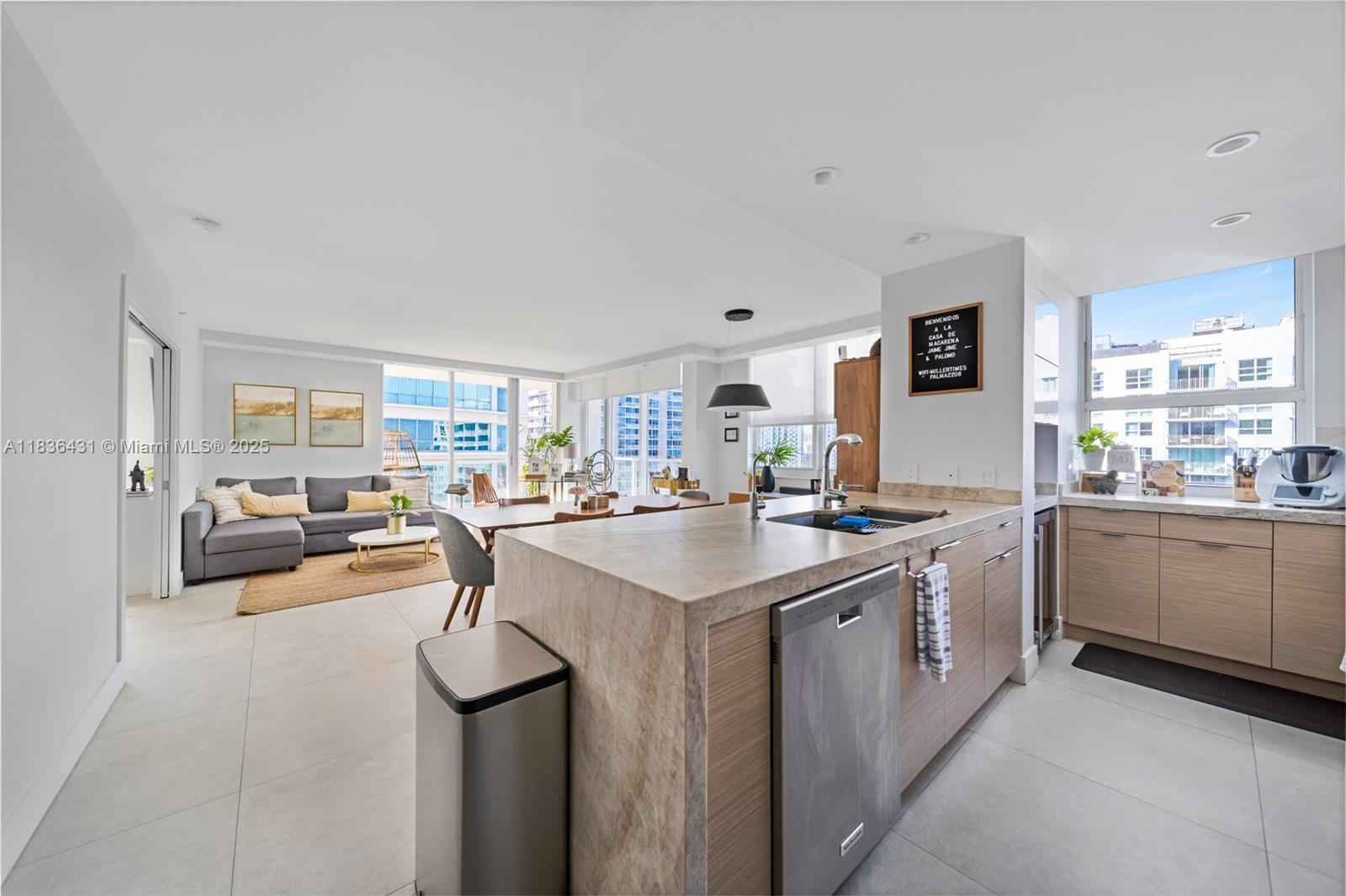 Building Photo - 1155 Brickell Bay Dr