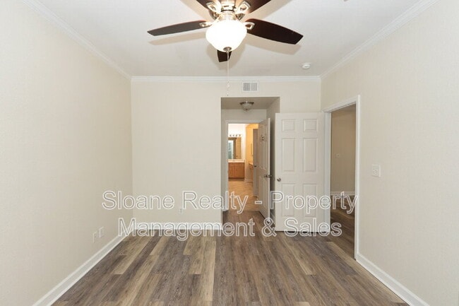 Building Photo - 700 Daniel Ellis Dr