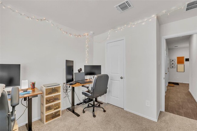 Building Photo - 185 Sandringham Lp
