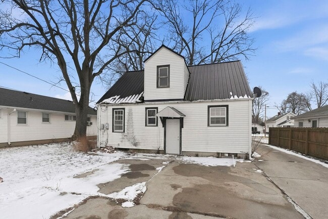 Building Photo - Spacious 4 Bedroom House with New Updates