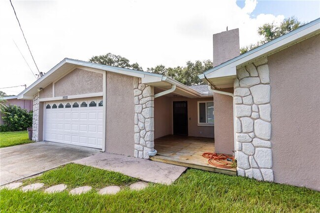 Building Photo - 2021 Valley Dr