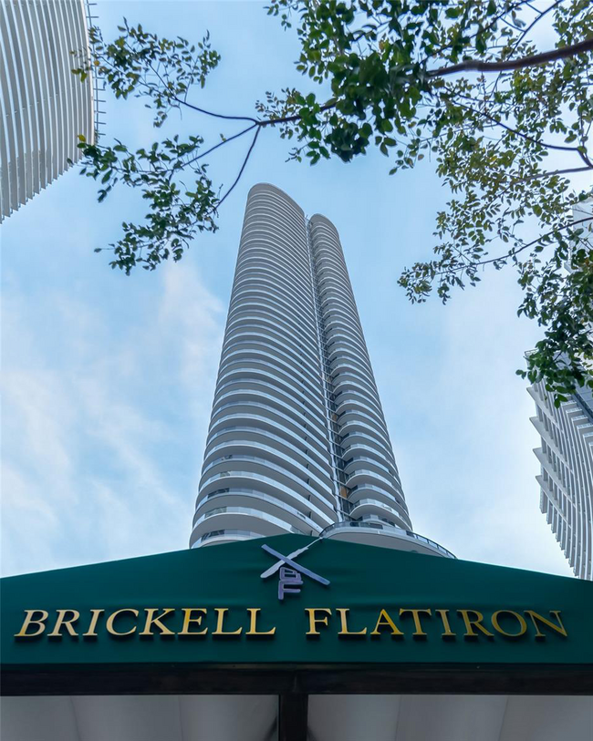 Building Photo - 1000 Brickell Plz