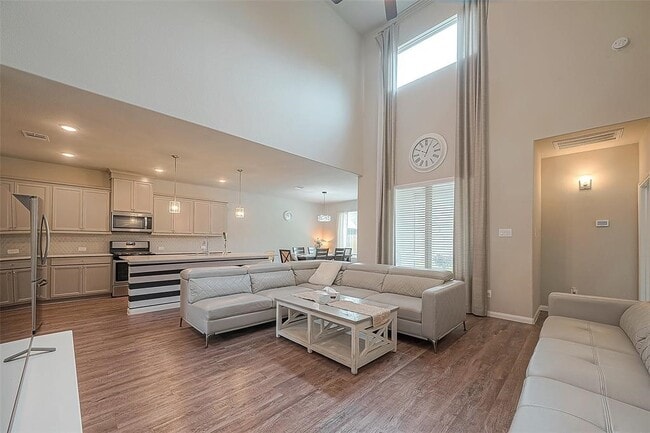 Building Photo - 21029 Crinet Square