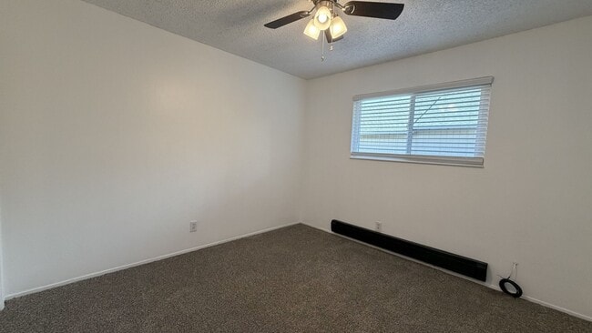 Building Photo - Cozy 2 Bedroom 1 1/2 Bath Townhouse Style ...