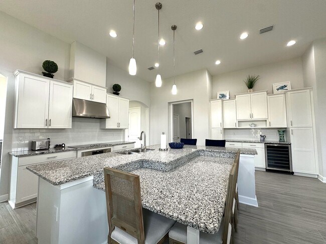 Building Photo - Fully Furnished, Stunning 4/4, Available I...