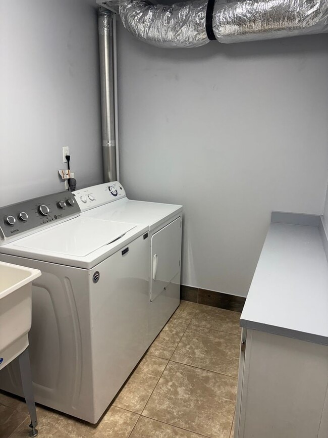 Building Photo - St. George Townhome with a Basement!