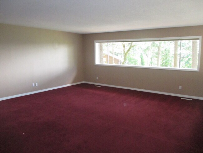 Building Photo - Beautiful Three Bedroom in the Hills of South Salem