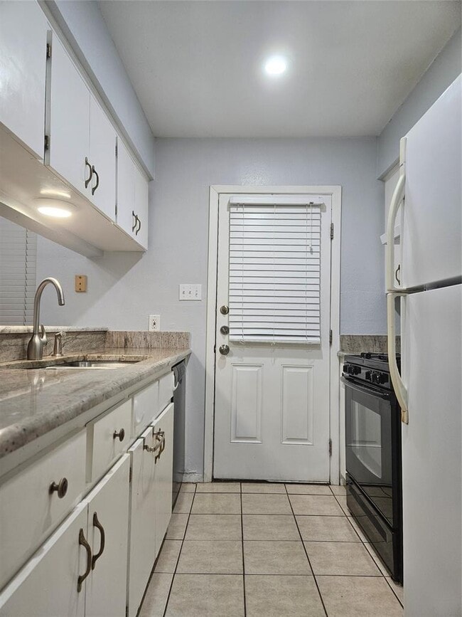 Building Photo - 2305 Cottonwood Dr