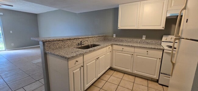 Building Photo - 2/1 Townhouse  Grant Park