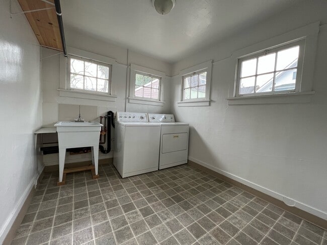 Building Photo - 5511 Brooklyn Ave NE