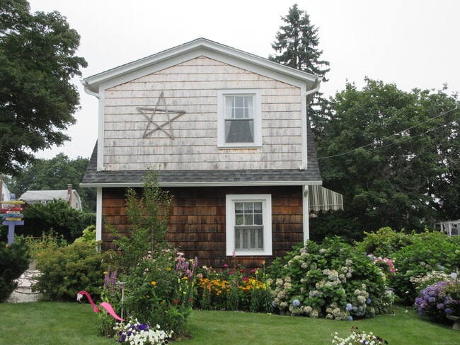 Building Photo - 255 Pequot Ave