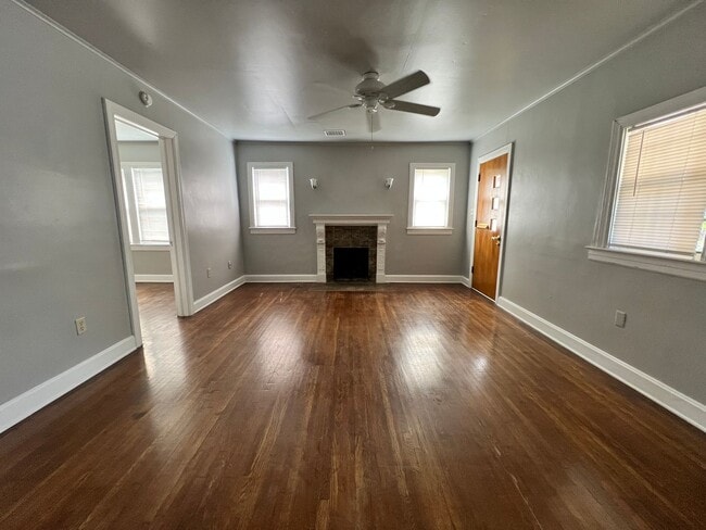 Building Photo - Nice 3 Bedroom 1 Bathroom Home With Detach...