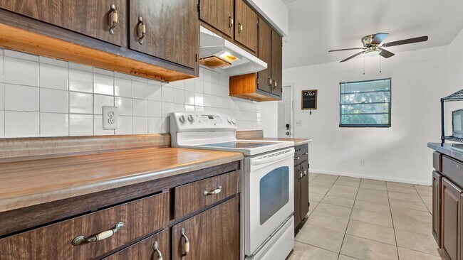 Building Photo - Renovated 3-Bed Furnished Home with Large ...