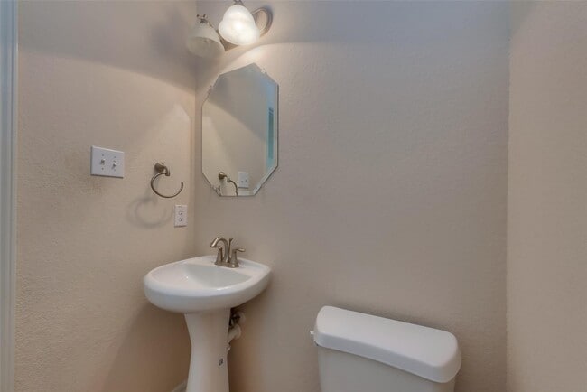 Building Photo - 6906 Patterson Dr