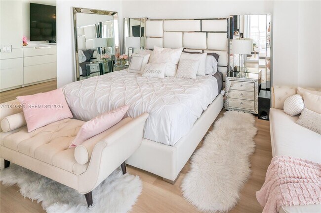 Building Photo - 848 Brickell Key Dr