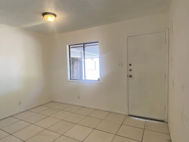 Building Photo - 2 BEDROOM DUPLEX, LAWN CARE AND WATER INCL...