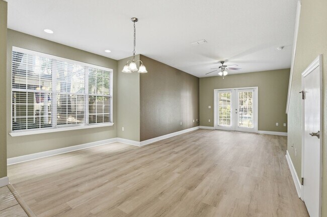 Building Photo - Conveniently located condo in Grantwood