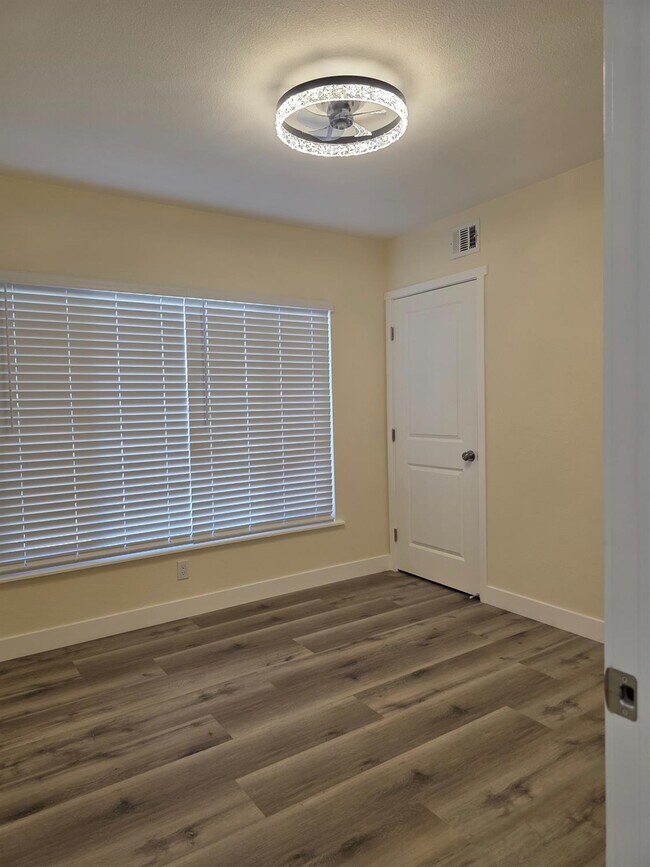 Building Photo - 1098 E 21st St