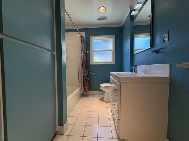 Building Photo - Beautiful 4BD/2BA Menlo Park Home with Lar...