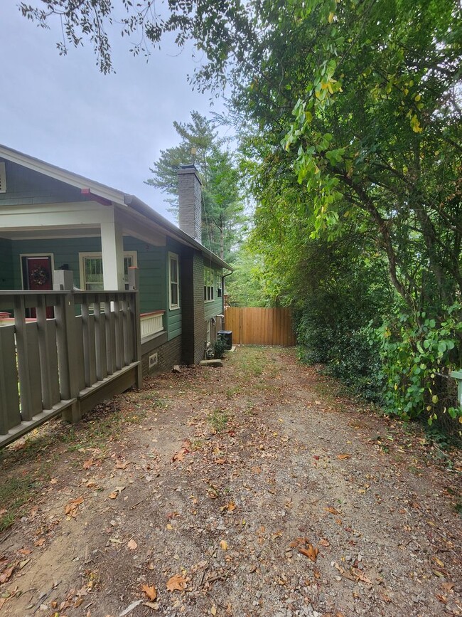 Building Photo - West Asheville Bungalow