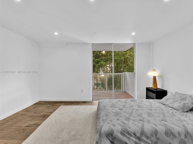 Building Photo - 10000 W Bay Harbor Dr