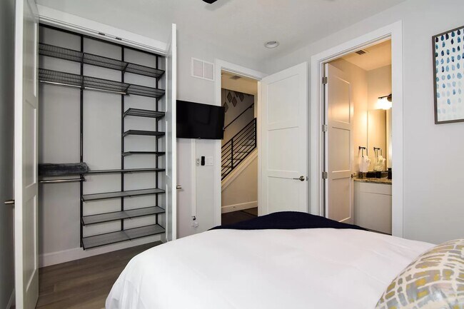 Building Photo - 1332 W Gray St