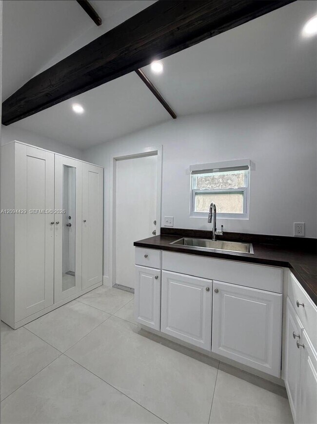 Building Photo - 1400 SW 29th Ave