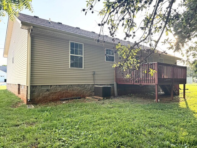 Building Photo - Just Listed