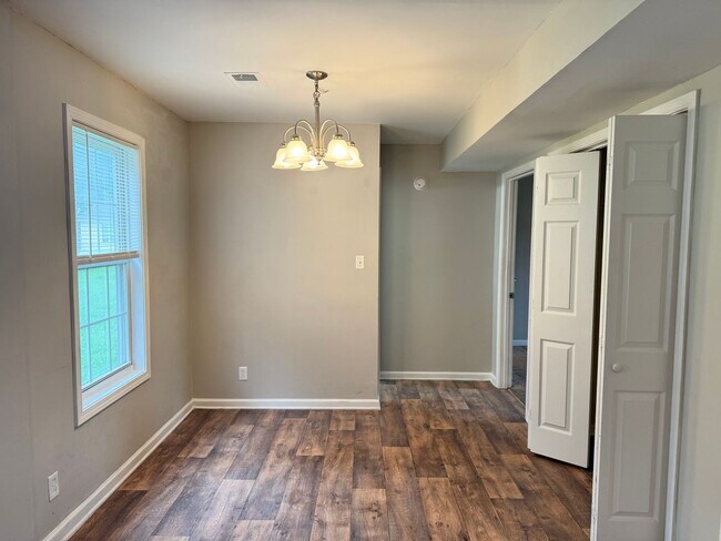Building Photo - 1005 Shadow Ridge Ave