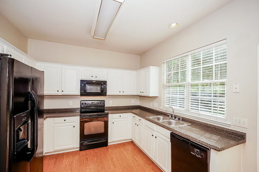 Building Photo - 8909 Lyleton Ln