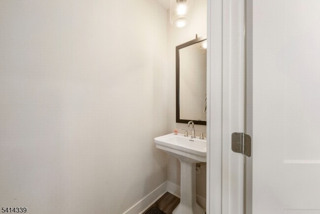 Building Photo - 707 Station Rd