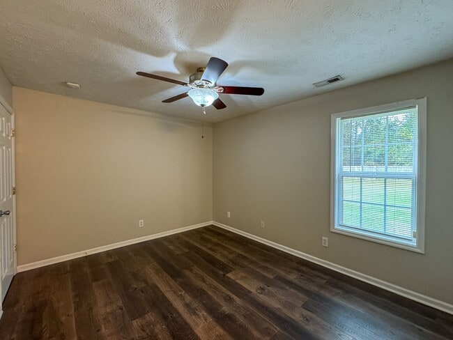 Building Photo - Charming 3 Bed 2 Bath Spring Lake Home wit...