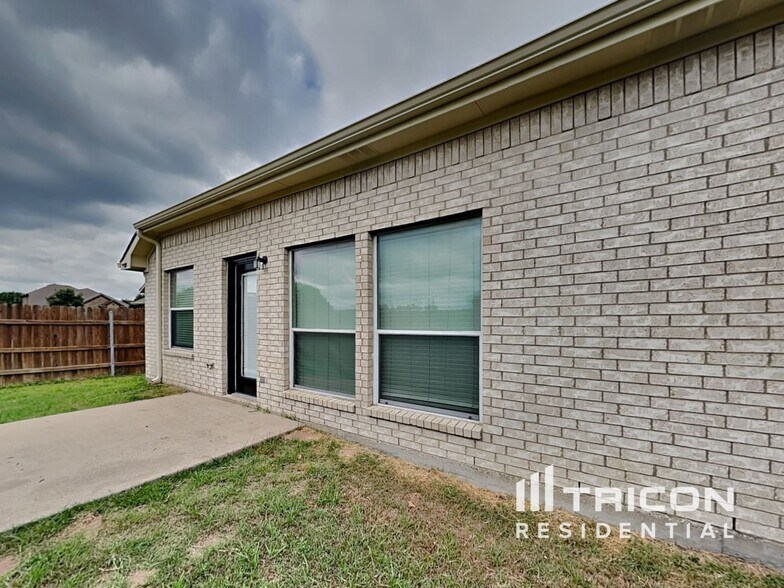 Building Photo - 102 Chesterfield Cir