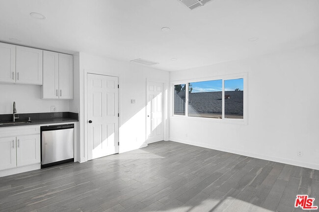 Building Photo - 1610 S Beverly Glen Blvd