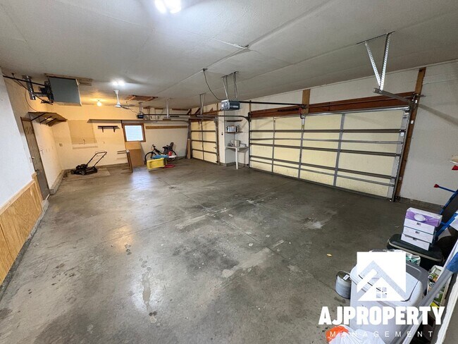 Building Photo - 5509 S Sarmar Ave