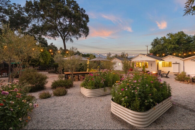 Building Photo - 995 S La Luna Ave