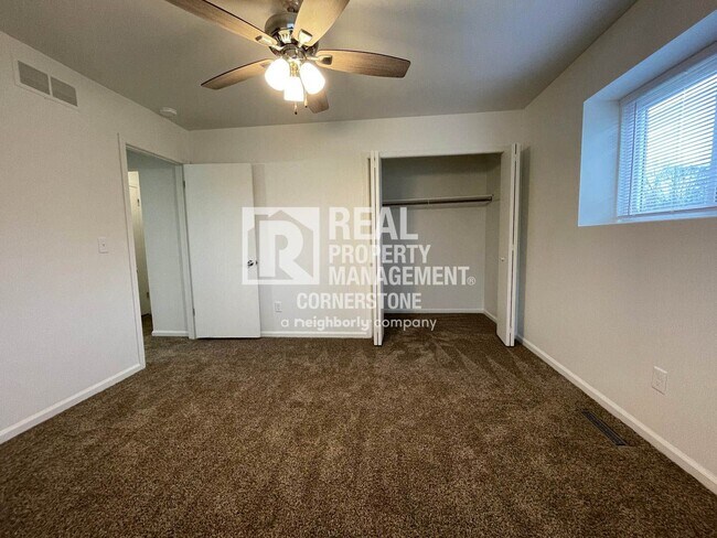 Building Photo - Updated & Inviting 2-Bedroom Townhome in Q...