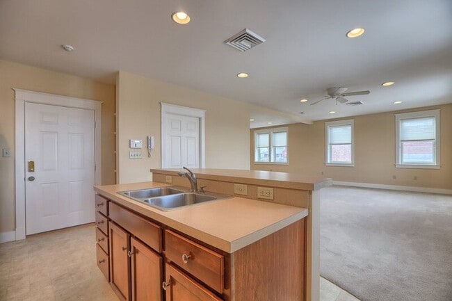 Building Photo - 353 W King St