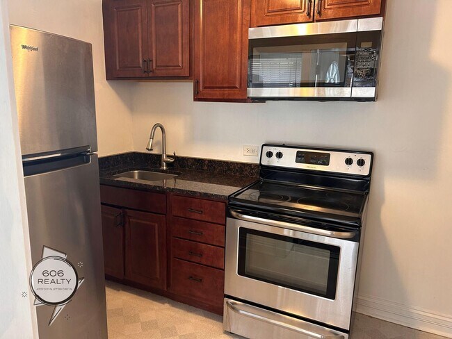 Building Photo - Rehabbed Units in Cicero! SPECIAL OFFER!
