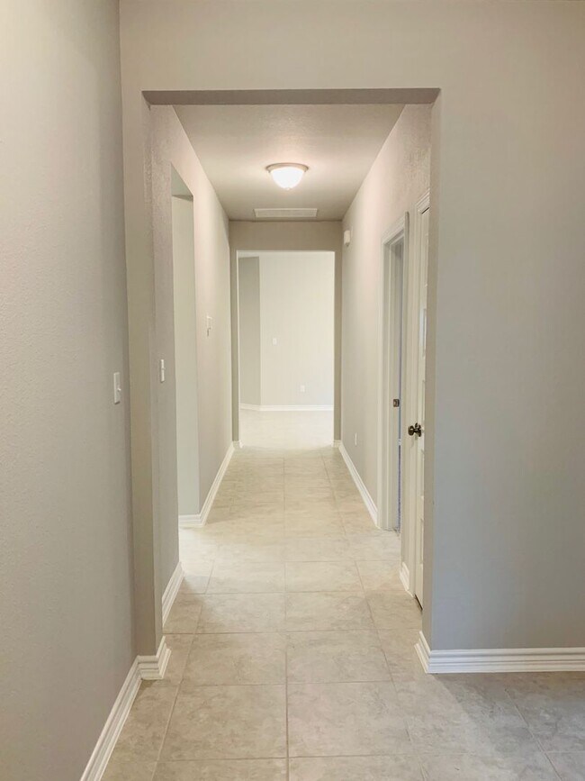 Building Photo - Single Level 4/2 Home in Highly Sought Aft...