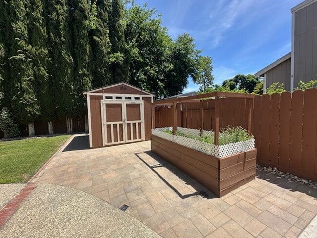 Building Photo - Spacious 5-Bedroom Home with Modern Amenit...