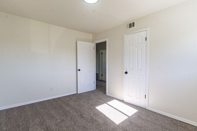 Building Photo - 4-Bed Home Available for Lease & Rent to Own!