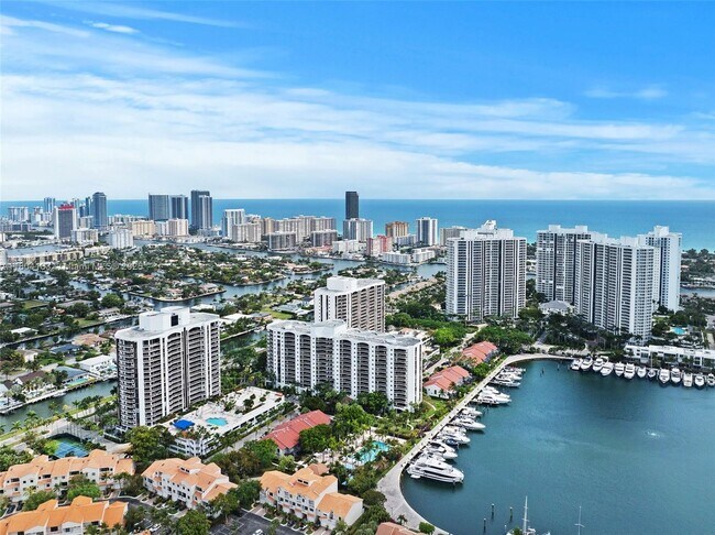 Building Photo - 3600 Yacht Club Dr