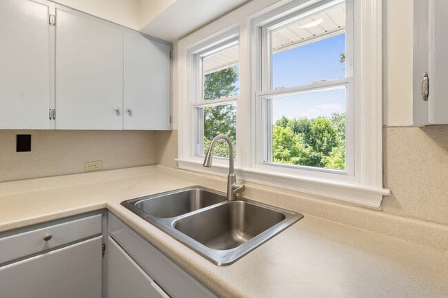 Building Photo - 559 Bailey St